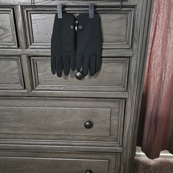 Lululemon Black Quilted Gloves - Picture 10 of 14